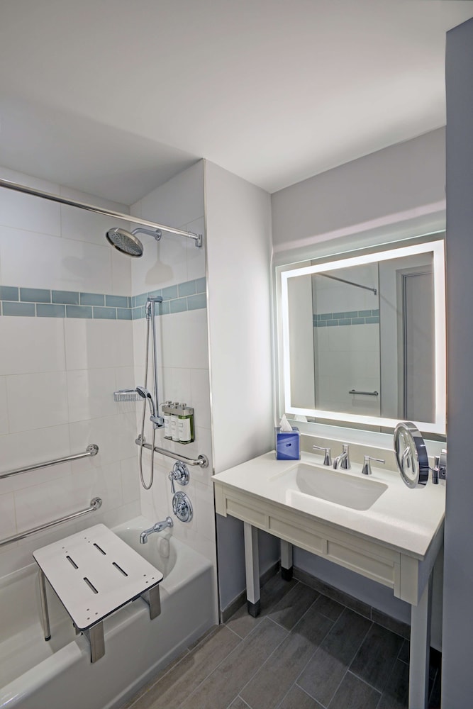 Room, 2 Queen Beds, Accessible, Bathtub (Mobility, Oceanfront View) - Photo 5