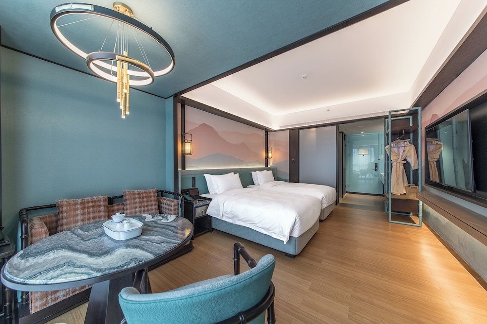 Signature Double Room, Multiple Beds, Non Smoking, City View photo 3