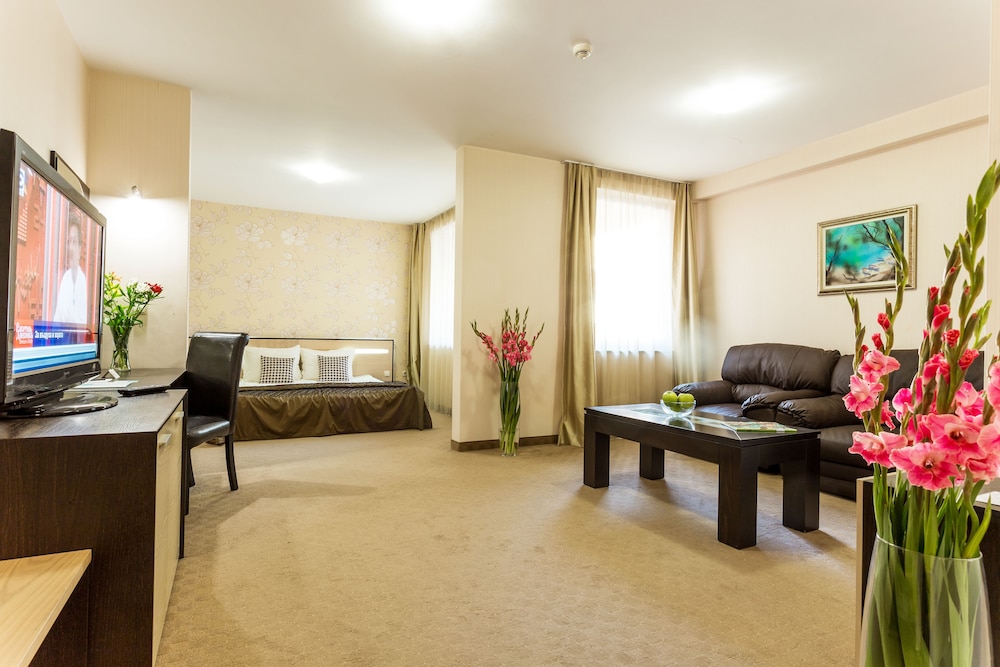 Suite, 1 Queen Bed photo 3