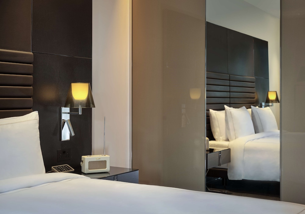 Suite, 1 King Bed thumbnail 6