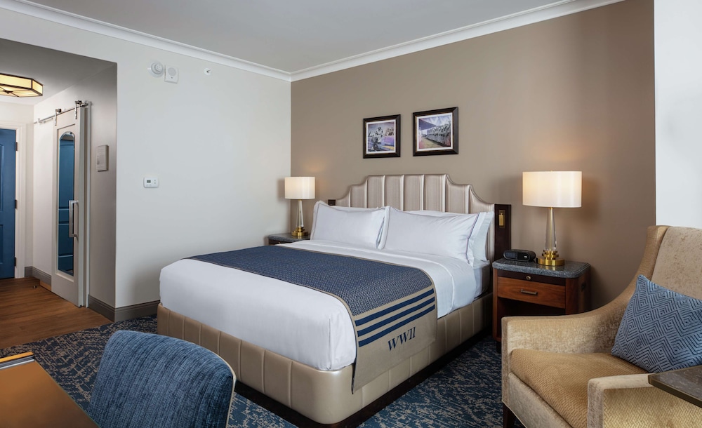 Premium Room, 1 King Bed - Photo 3