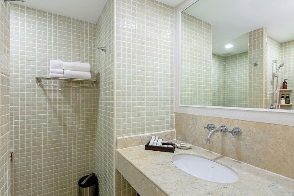 Premier Deluxe King Room - Photo 2