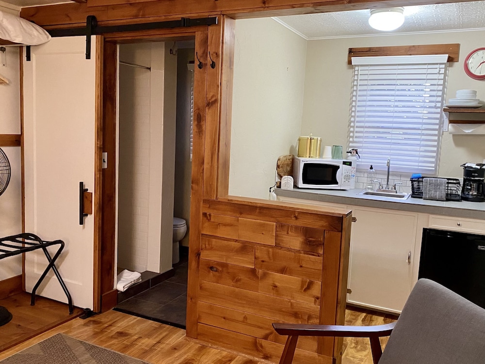 Queen Cottage with Premier Kitchenette photo 3
