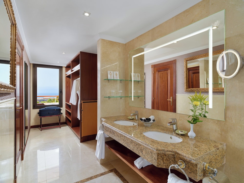 Superior Deluxe Ocean View, Balcony