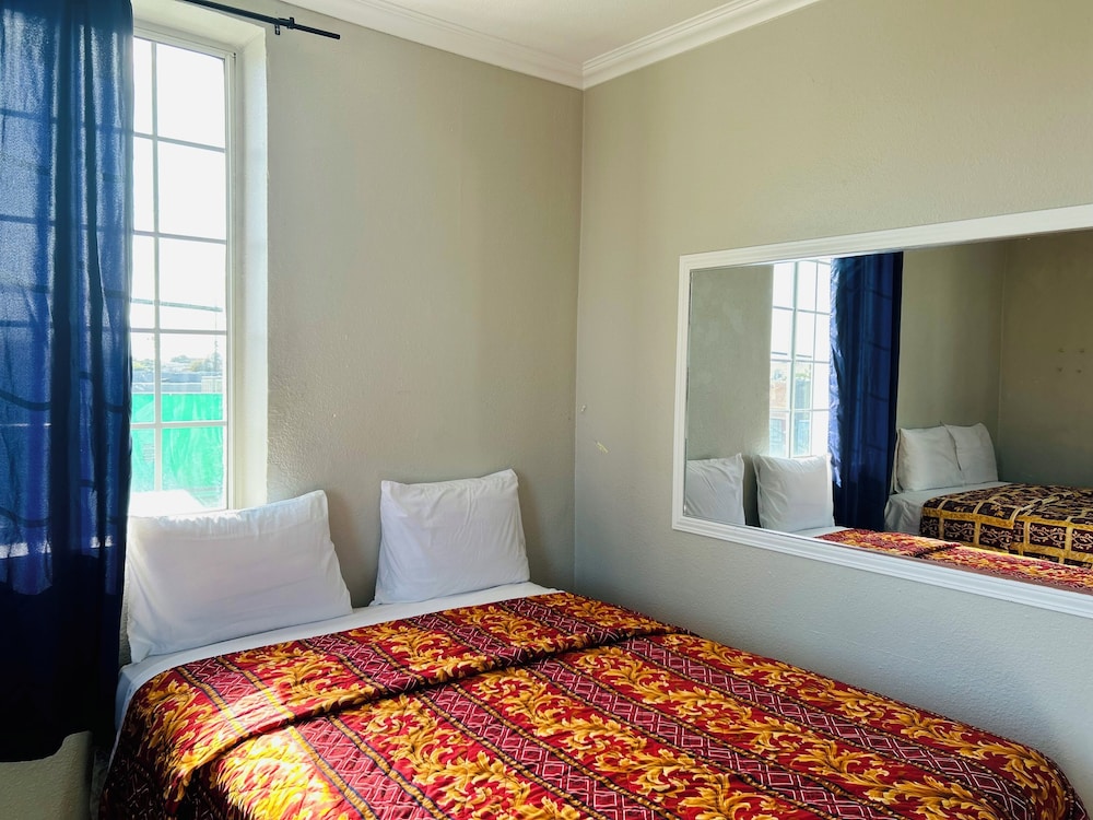 Basic Single Room, 1 Queen Bed, Shared Bathroom photo 1