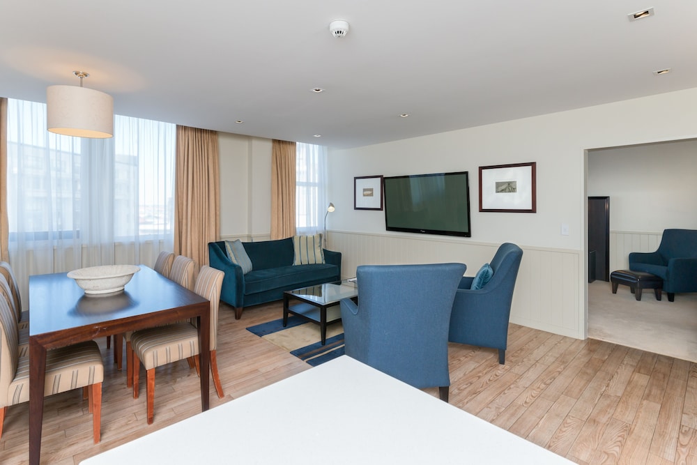 Executive Suite, 2 Bedrooms - Photo 3