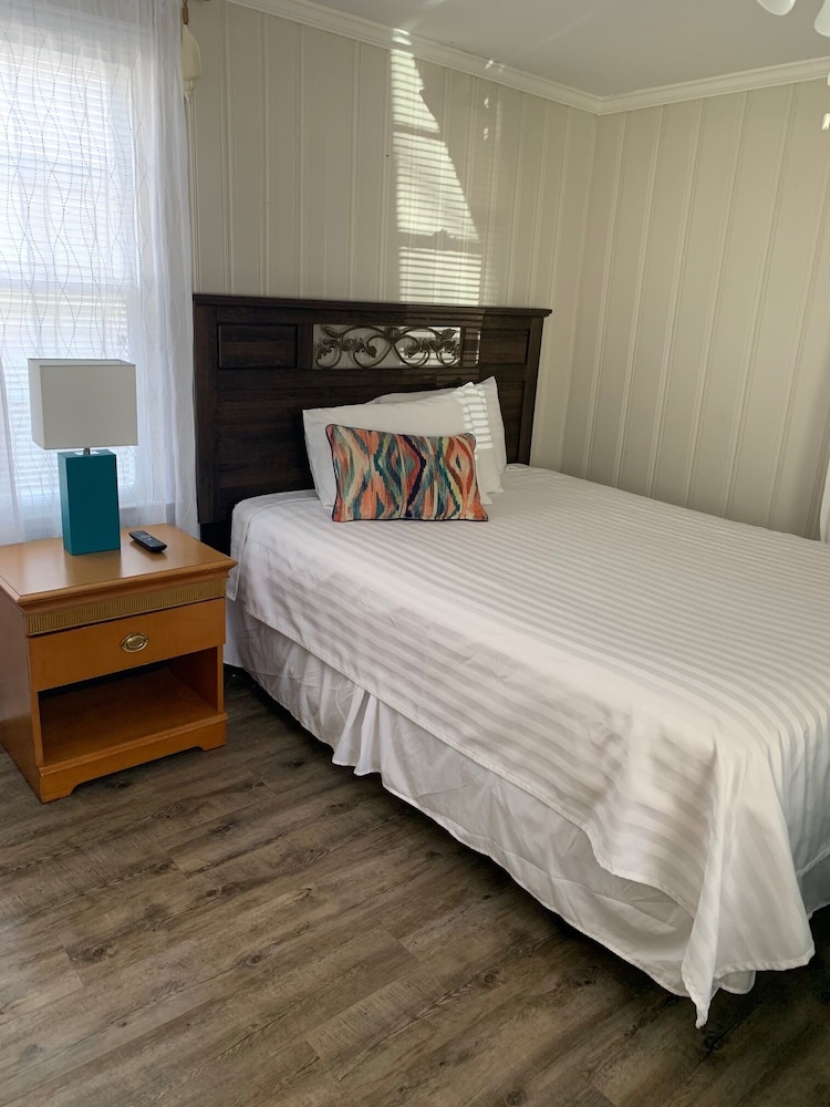 Flip Flop Cottages, 1 Bedroom, 1 Queen and 1 Twin Bed, 1 Bath with Front Porch photo 1