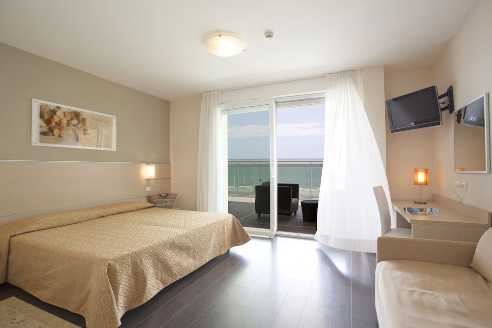 Panoramic Quadruple Room, Terrace, Sea View photo 2