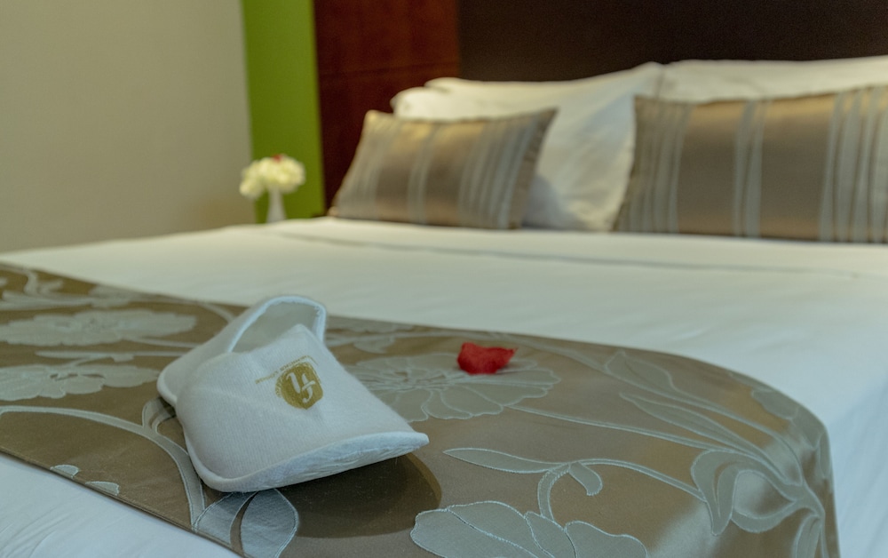 Standard Room, 1 Queen Bed photo 2