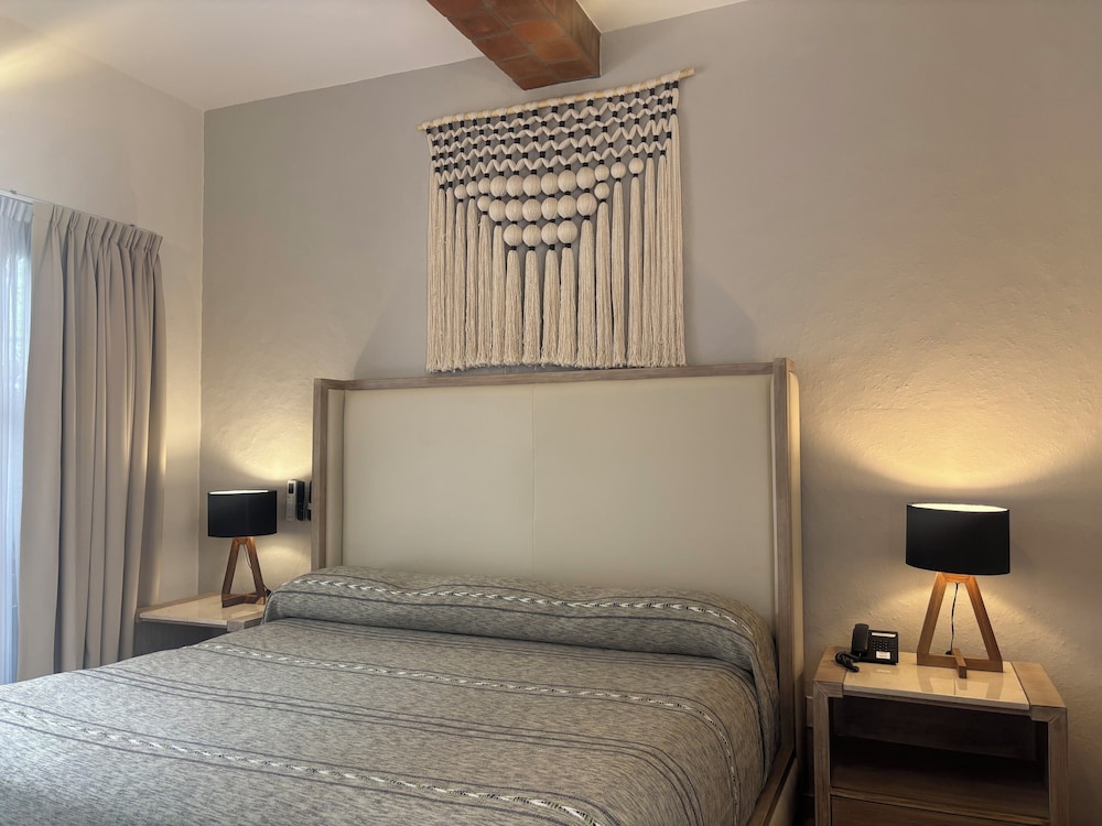 Deluxe Room, 1 King Bed, Private Bathroom, Courtyard View (Bonita by Galerias Precia)