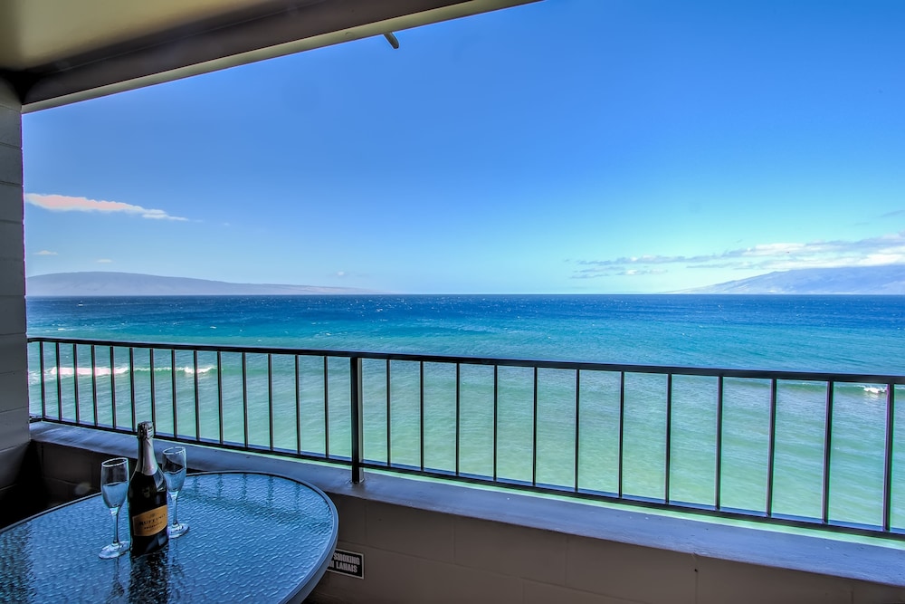 Junior Studio Suite, 1 Queen Bed, Lanai, Oceanfront (Specific Unit May Vary) photo 2