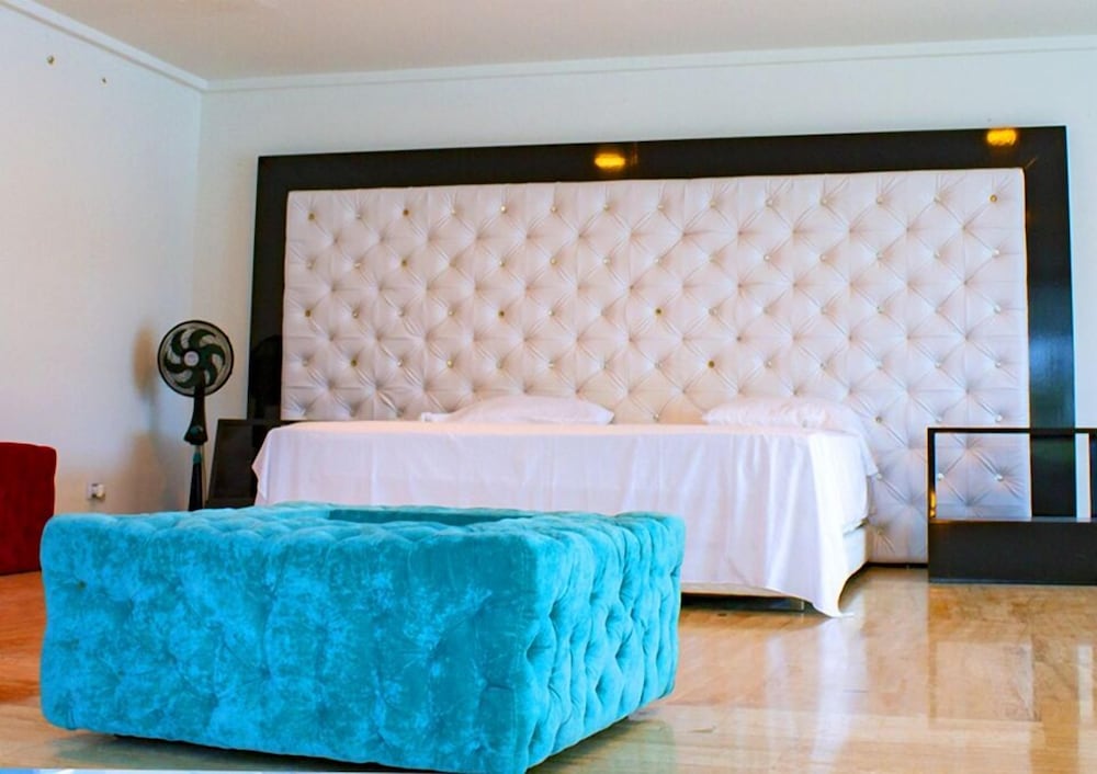 Studio Suite, 1 King Bed, Lake View photo 1
