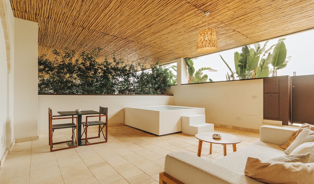 Suite, Hot Tub - Photo 10