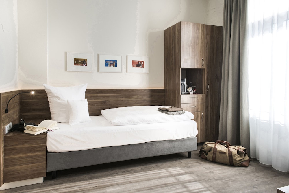 Calm Single Room, Courtyard View