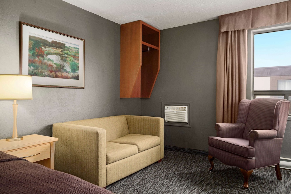 Standard Room, 1 Queen Bed, Non Smoking (Upper Floor) - Photo 4