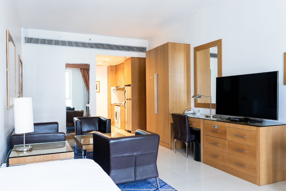 Studio, 1 King Bed, Non Smoking - Complimentary Shuttle Service to Dubai Mall and Kite Beach photo 2