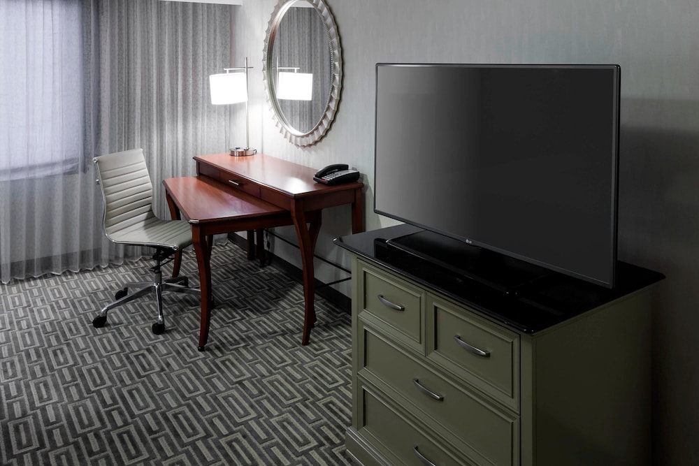 Room, 1 King Bed (Mobility/Hearing Accessible, Tub) photo 3