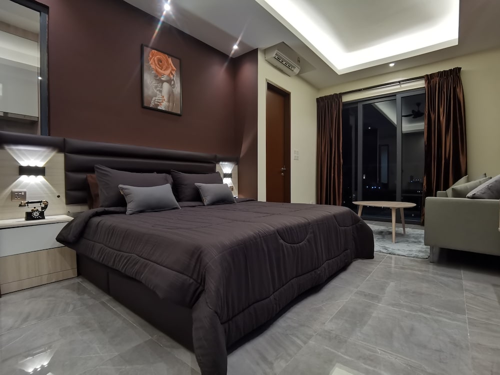 Premium Studio, 1 Queen Bed, Bathtub, City View