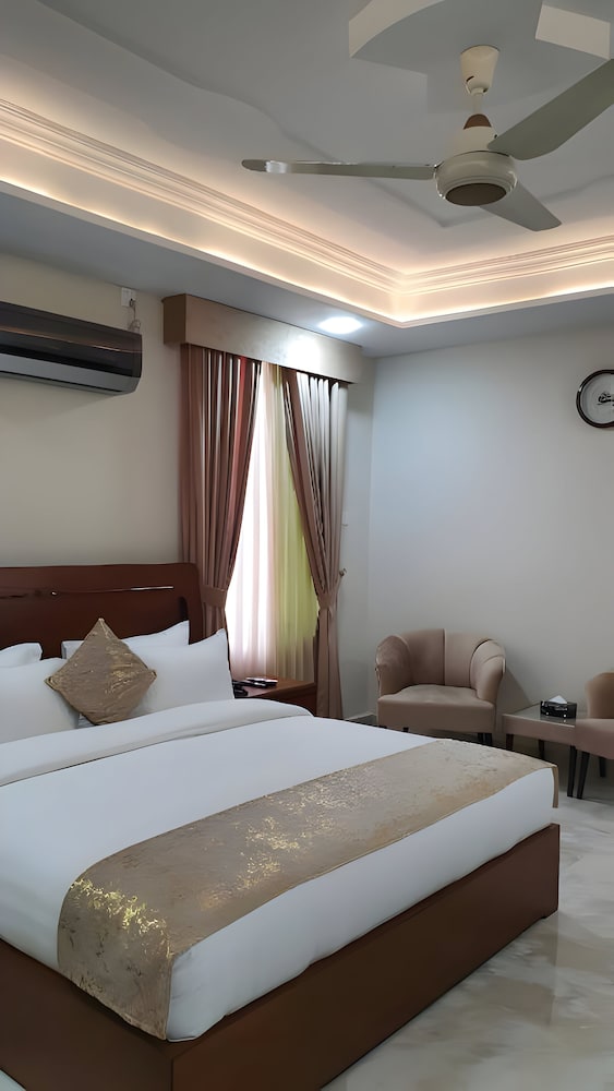 Deluxe Room - Photo 8