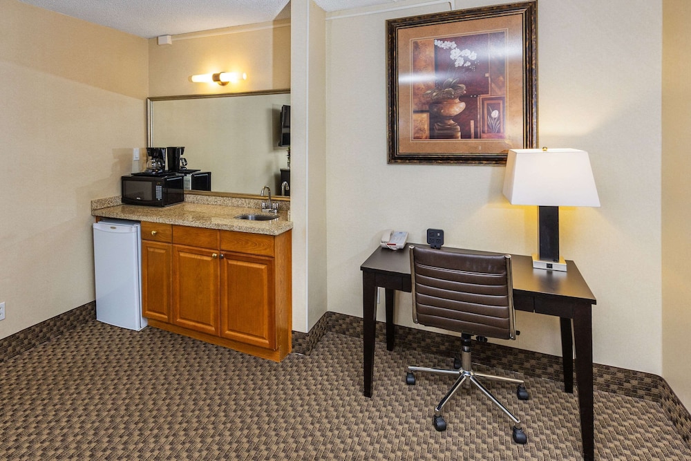 Suite, 1 Bedroom, Non Smoking, Hot Tub - Photo 4