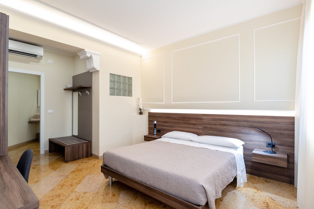 Double Room, 1 Queen Bed, City View (Ida)