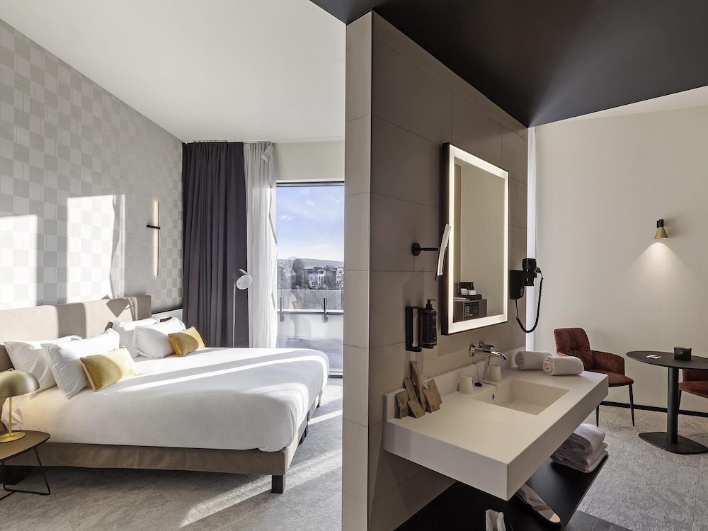 Junior Suite, 1 King Bed, Bathtub, River View - Photo 4