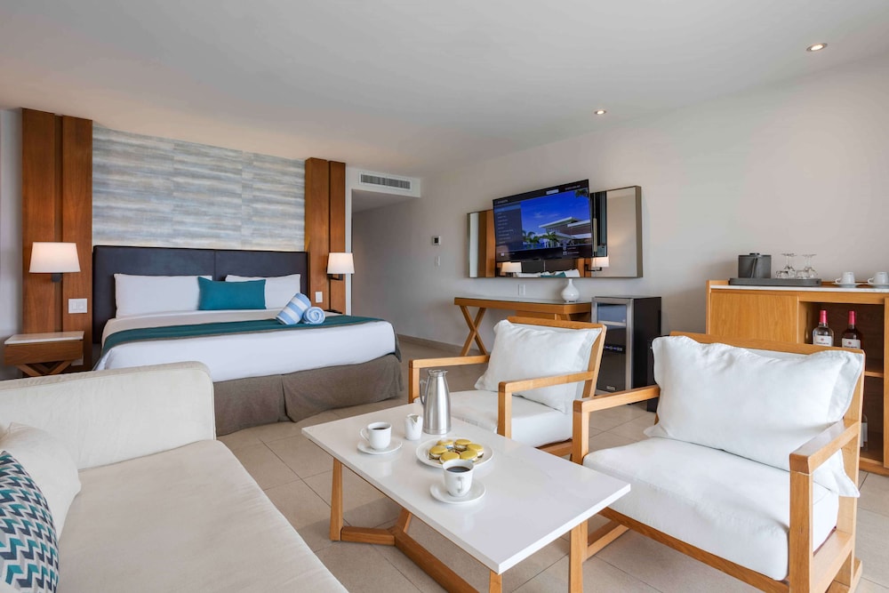 Suite, 1 King Bed, Ocean View (sunset Swim-out Butler Suite)