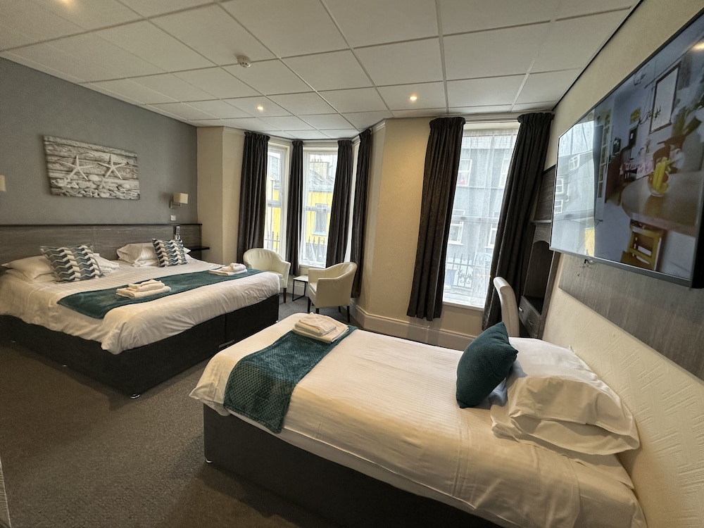Basic Twin Room, Ensuite photo 2