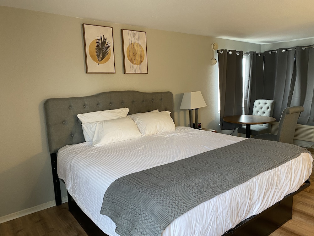 King Bed, 1st Floor - Photo 1
