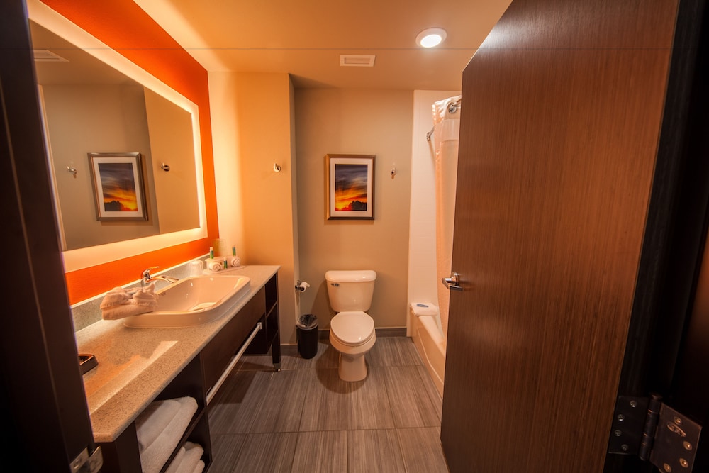 Standard Room, 1 King Bed, Transfer Shower (Communications) photo 3