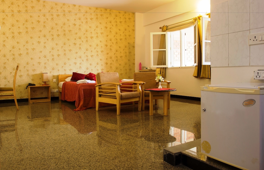 Deluxe Suite, 1 King Bed, Refrigerator photo 3