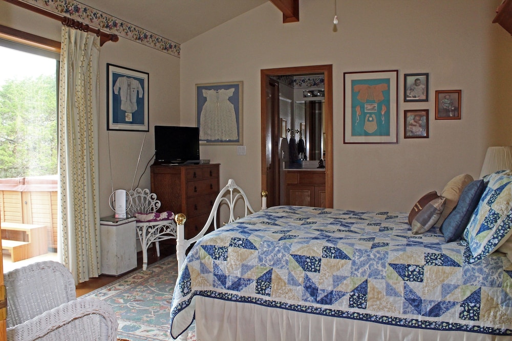 Room, 1 Queen Bed, Hot Tub (Ashley)