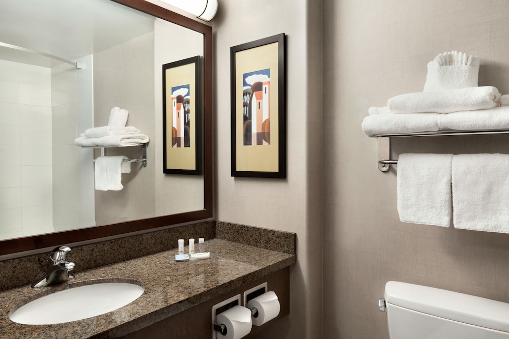 SIGNATURE 2 QUEEN AND 1 KING SUITE - Photo 2