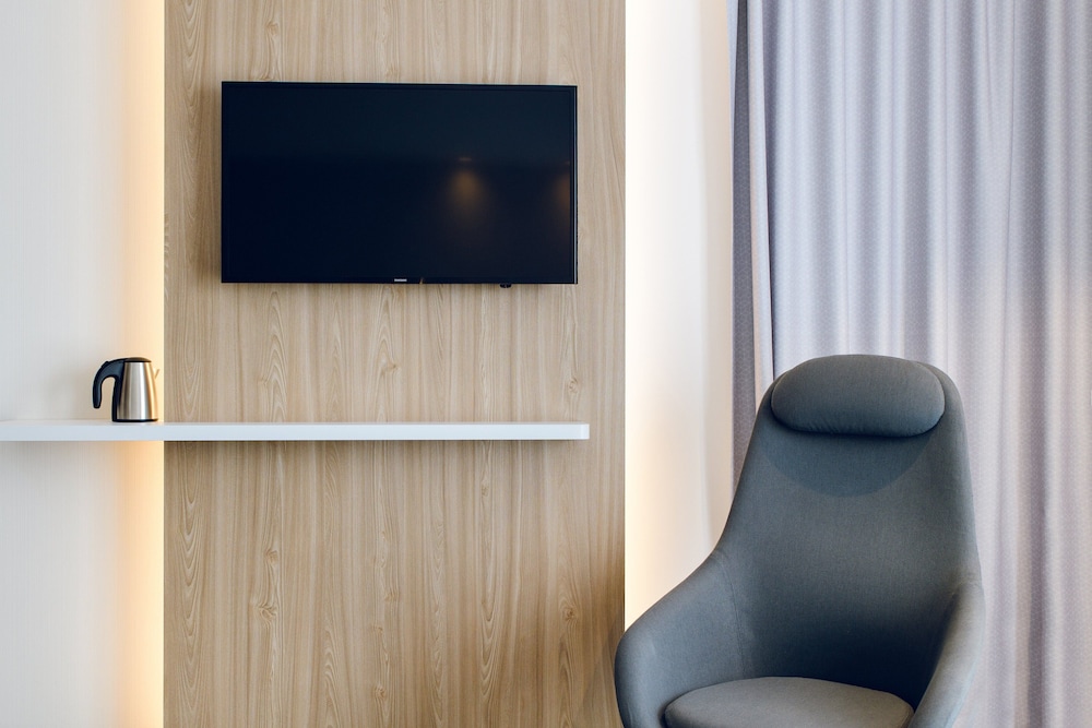 Standard Room, 1 King Bed, Accessible (Free Breakfast) - Photo 4