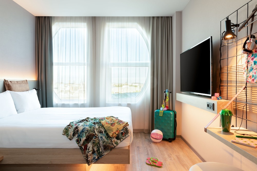 Room, 1 Queen Bed, City View - Photo 3