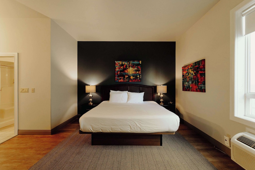 Standard Room, 1 King Bed, Non Smoking, Fireplace (No Elevator Access) photo 1