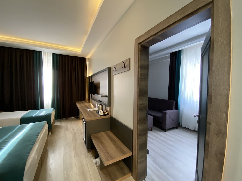 Junior Triple Room, Non Smoking photo 1