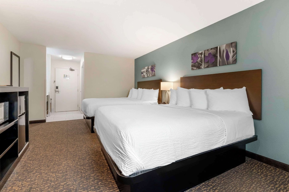 Standard Room, 2 Queen Beds, Non Smoking - Photo 7