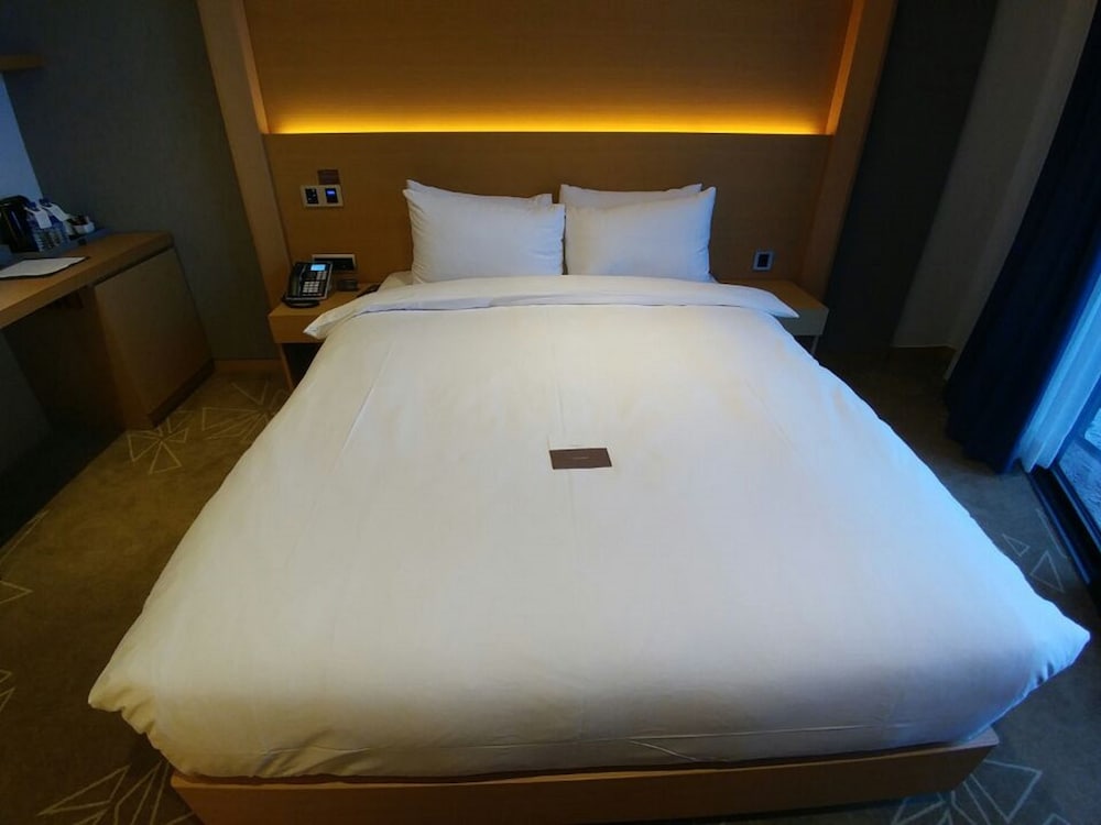 [Christmas Eve Dinner PKG] Standard Double, no view + Dinner buffet for 2 + 2 glass of wine