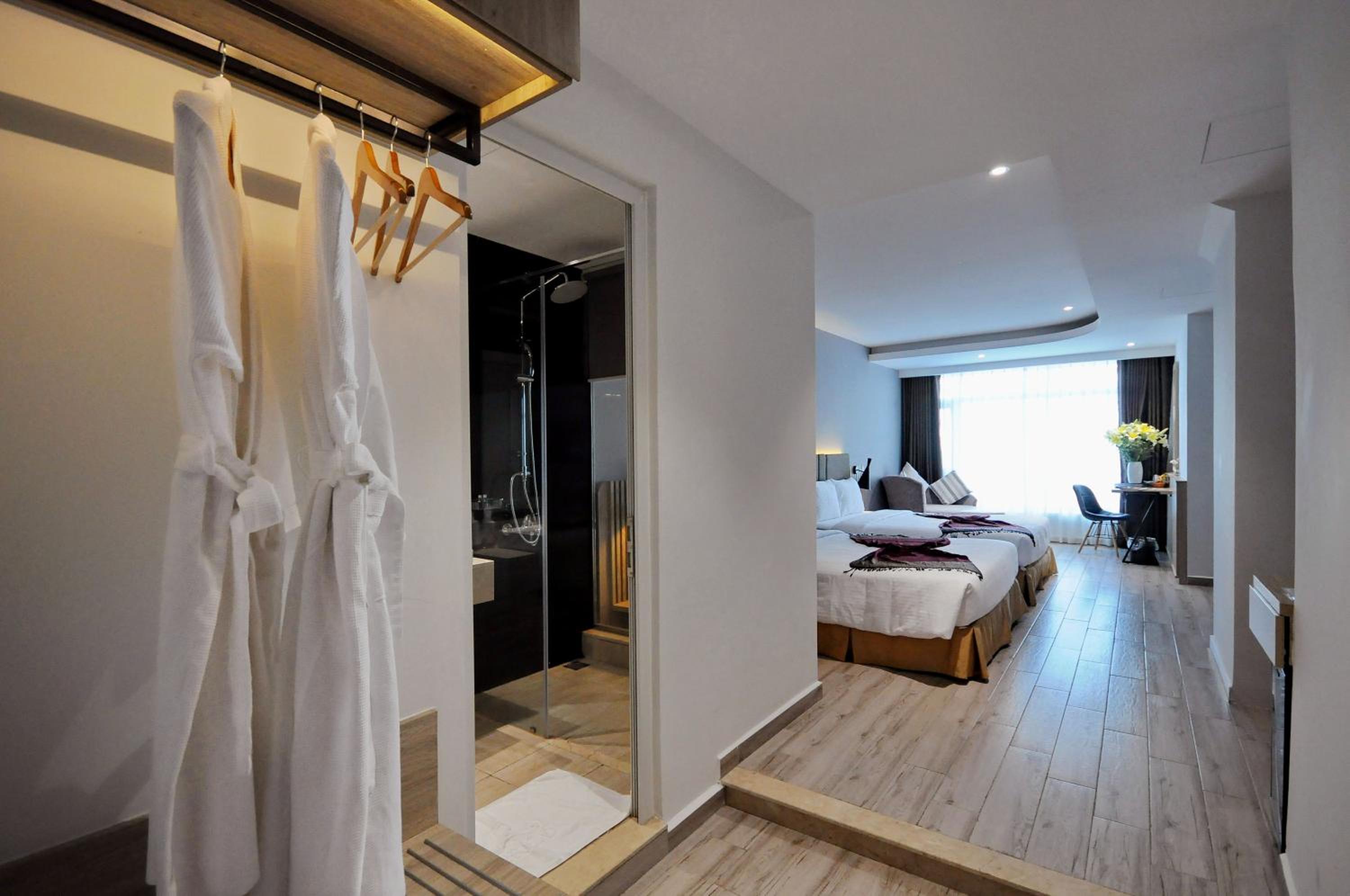 King Room with Two King Beds - Photo 4