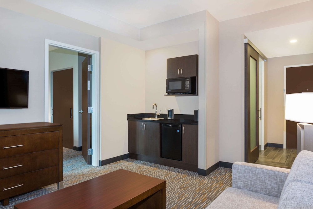Suite, Multiple Beds, Accessible, Non Smoking (Mobility Accessible) photo 3