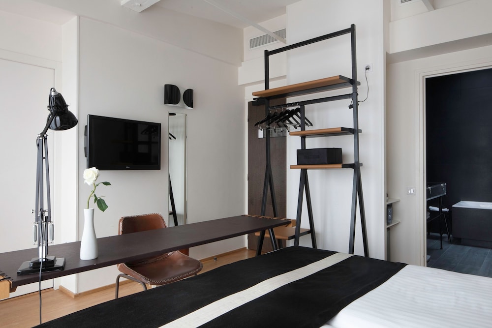 Privilege Twin room with balcony - Complimentary soft minibar, Chromecast - Snacks, press, fitness photo 1