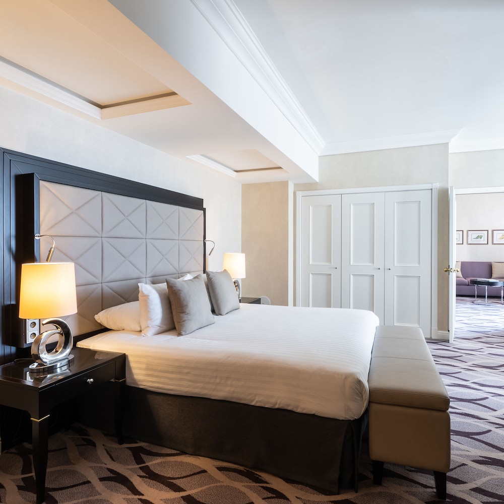 Executive Suite, 1 King Bed thumbnail 6