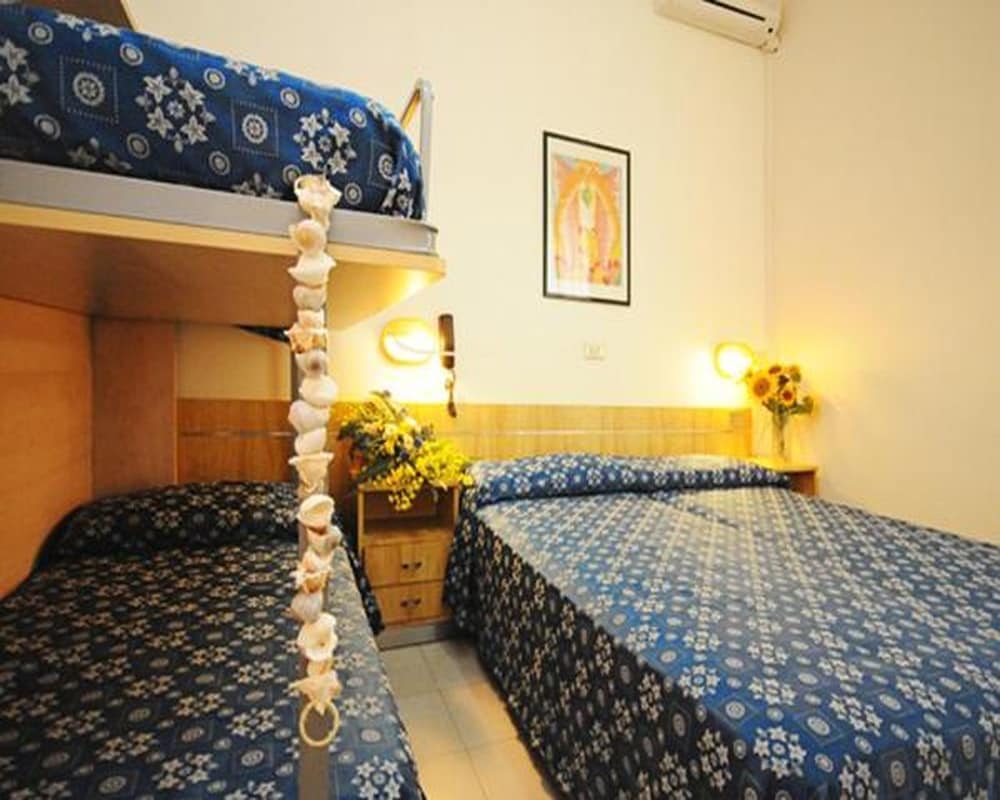 Quadruple Room - Photo 7