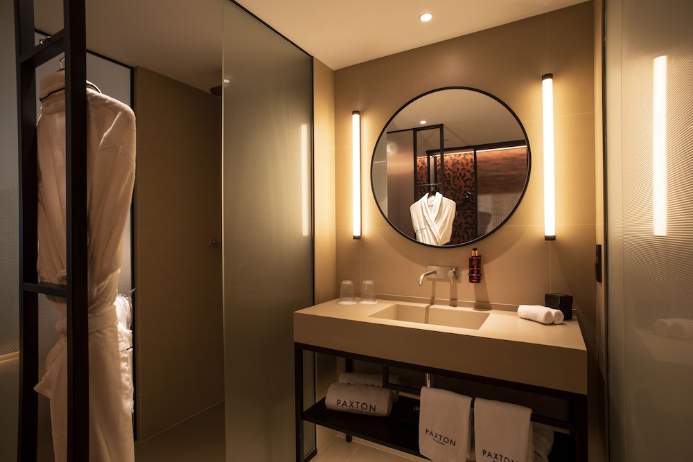 Executive Room thumbnail 6