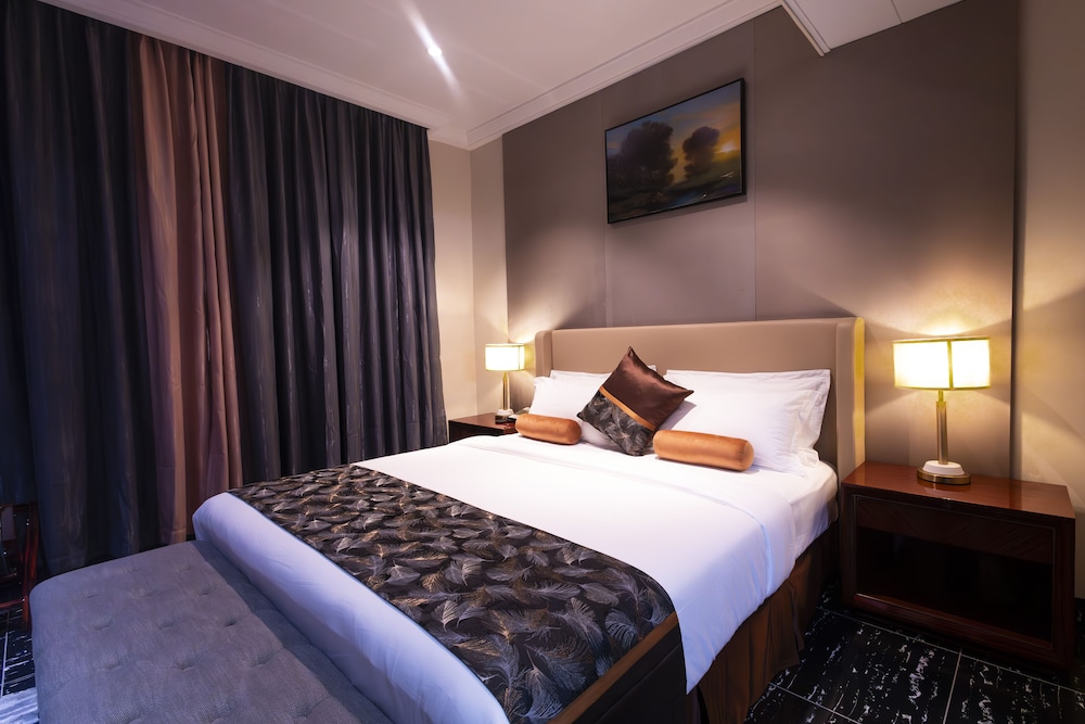 Executive Suite - Photo 1