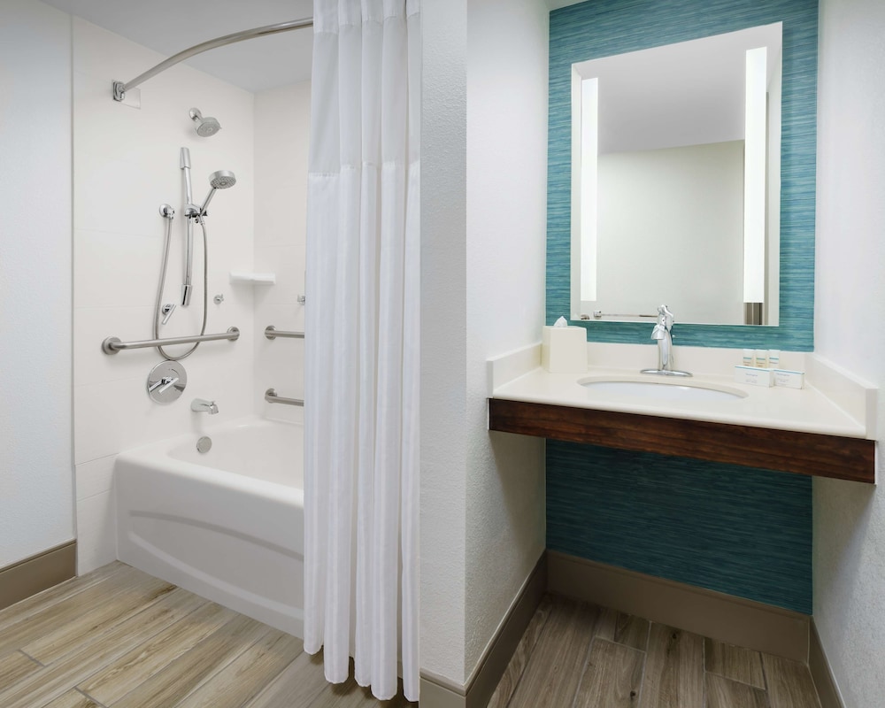 Room, 2 Queen Beds, Accessible, Bathtub (Mobility)
