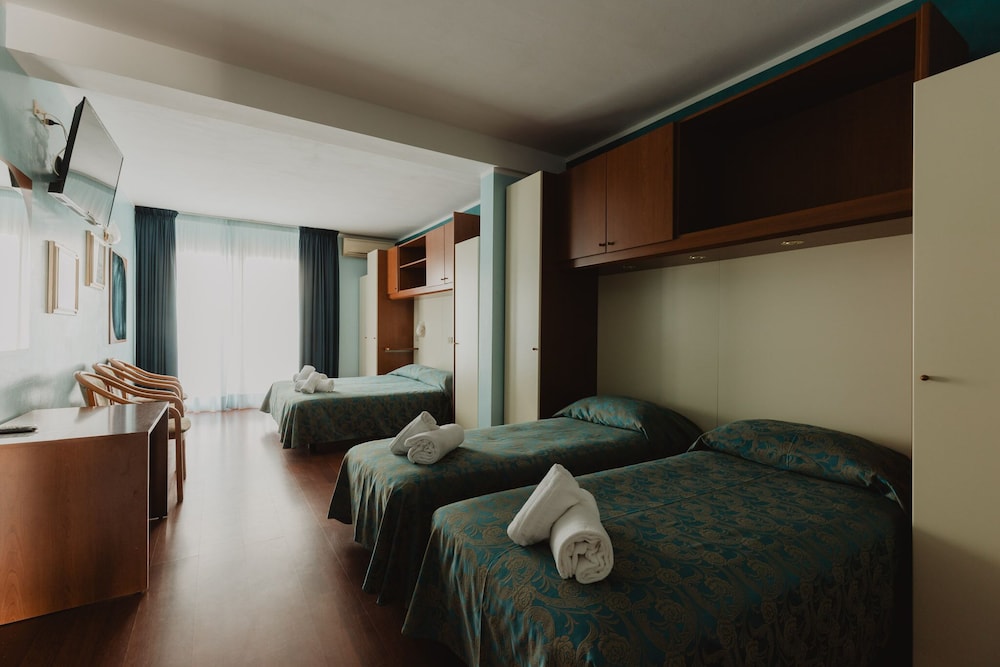 Quadruple Room - Photo 3