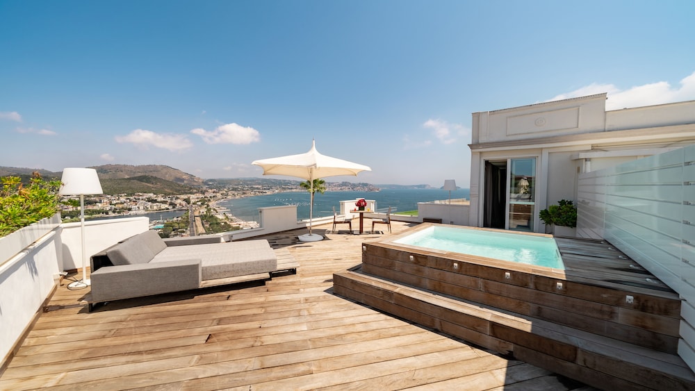 Deluxe Suite, Hot Tub, Sea View photo 2