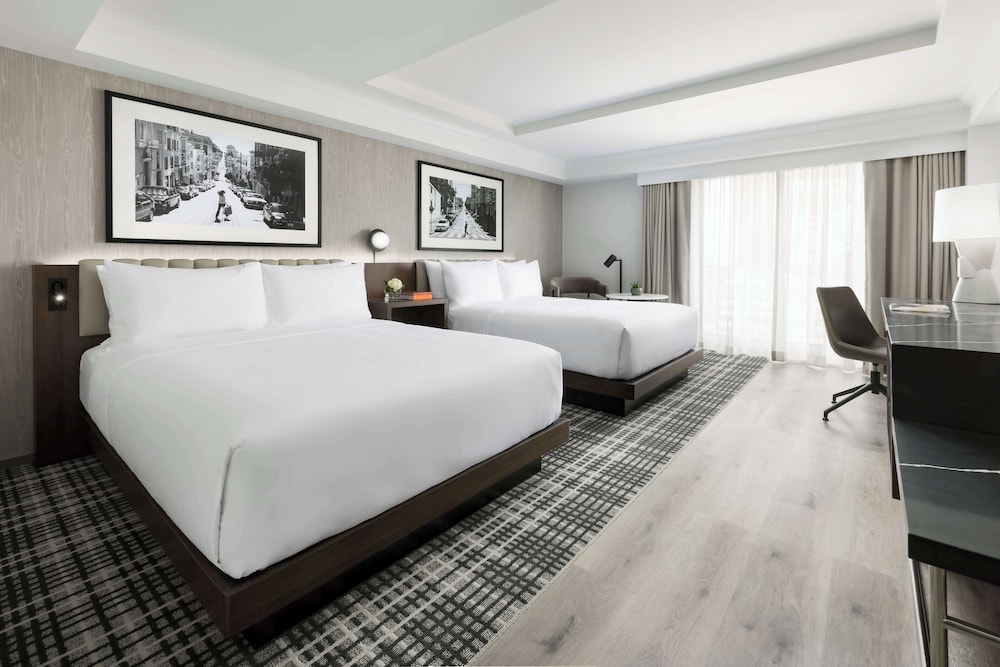 Room, 2 Queen Beds, Bathtub